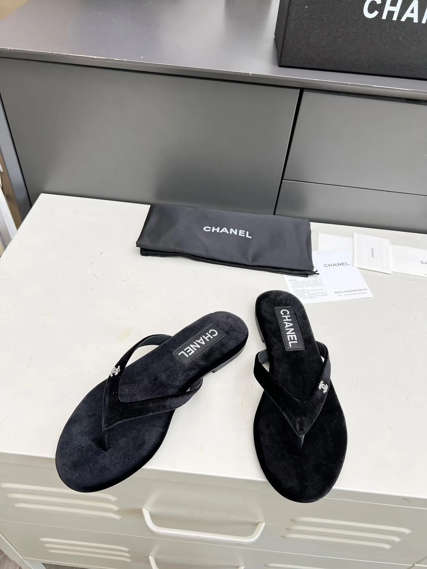 👟👟Ex-factory price 380👟👟 Chanel new spring and summer genuine leather outsole flip-flops✅ I was really moved by this shoe when I first saw it💓 I liked it at first sight [surprised], 😊 and it has Chanel’s classic diamond logo💎 Fabric: imported cowhide 🐂 Denim, velvet Lining: cow lining Color: black Code number: 35-41 (41 can be customized and non-returnable) Outsole: Made of genuine leather outsole Packaging: with card, cloth bag